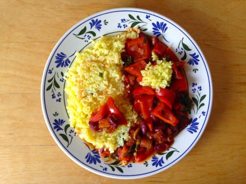 Reis und Gemüse in Form von Yin und Yang